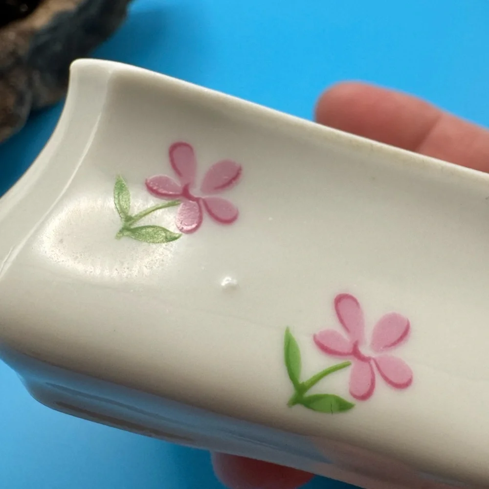Irice porcelain lidded trinket box. Off-white w/pink &green flowers, gold rim. - Picture 6 of 12